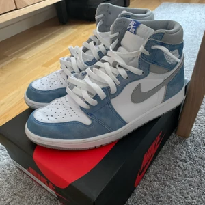 Jordan 1 Hyper royal - Skor köpta av dilan kicks. Inte använda så jätte mycket. Låda följer med samt ett par blåa skosnören.