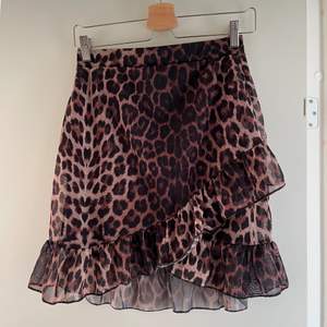 Leopard kjol från Nelly 🤍 har en inbyggd underkjol 