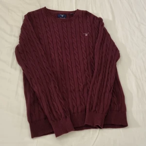 Stickad Gant Tröja - Kan mötas upp eller fraktas.  Shoulder width: 47cm Sleeve length: 65cm Bust: 51cm Full length: 70cm