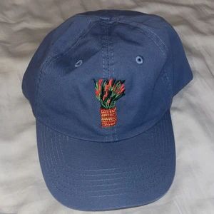 HARRY STYLES MERCH FROM LOVE ON TOUR - Ljusblå keps från hans nya album love on tour. Köpt i Stockholm aldrig använd. 