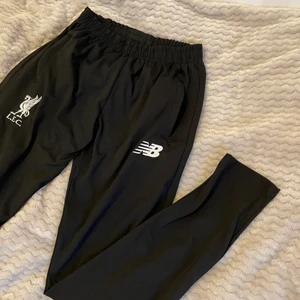 Efterliknar new balance byxor  - Kan man tro att det är New balance? Storlek S