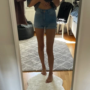 Shorts - Blåa högmidjade shorts från ginatricot. Knappt använda❤️ Köparen står för frakten!