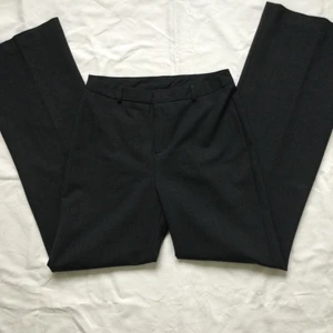 Kostymbyxor - Gråa långa kostymbyxor från inwear, passar till 34-36, midwaisted, nypris 1000kr, ser väldigt fint ut på