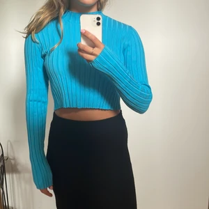 Superskön klarblå topp - Använd 1 gång Superskön Klarblå, ribbad Liten polo, kroppad (säljer pga inte min stil)