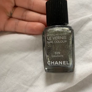 CHANEL - Ett ny köpt CHANEL nagllack i färgen 529 GRAPHITE som är glittrig ny kostar 399kr 