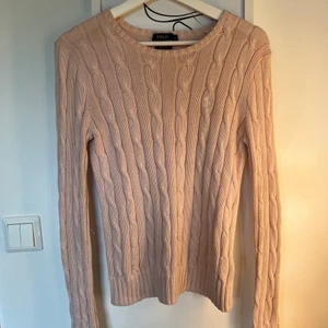 Tröja ifrån polo Ralph Lauren - kabelstickad Tröja ifrån polo Ralph lauren. Köparen står för frakten 