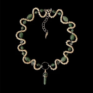 Handgjort halsband  - Ett grönt halsband med en aventurine kristall. Halsbandet är justerbart och det är fri frakt:) Vid fler frågor är det bara att skriva