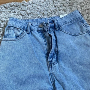 Jeans - Säljer mina blåa jeans då jag inte gillar hur det sitter på mig, jag har satt in ett par snören i midjan som ni ser på sits bilden men dom går lätt att ta ut❤️ väldigt fint skick utan att det är lite slitna ner till som ni ser på sista bilden 