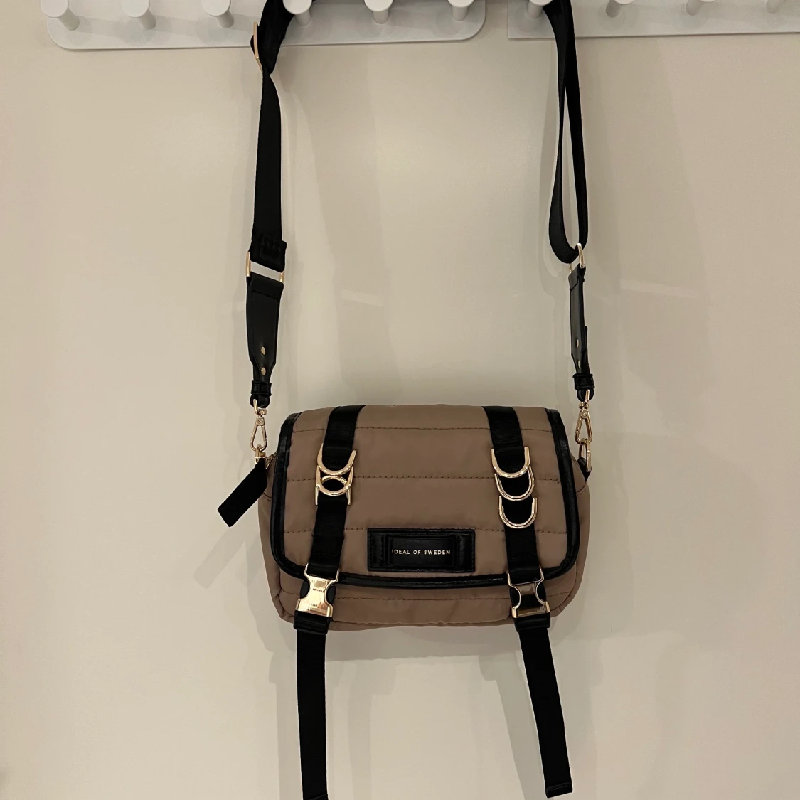 Ideal of Sweden Olympia crossbody bag i beige 