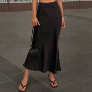 Svart satin kjol!! - Säljer nu min svarta satin kjol med slits från bikbok! Första bilden är lånad. Älskar denna men är tyvärr förliten! Kan även tänka mig att byta på liknande i s/m💕💕 den är i superskick