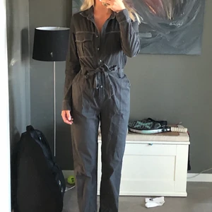 Jumpsuit - Grå jumpsuit. Skriv för fler bilder eller vid frågor :) 