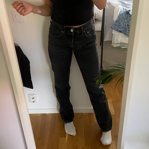 Zara jeans - Säljer mina midrise straghit jenas från zara i storlek 36 då dom inte kommer till användning. Nästan aldrig använda så iprincip nyskick.   Nypris 359kr, säljer för 200kr