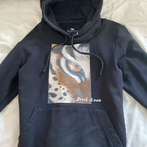 The cool elephant hoodie  - Säljer en the cool elephant hoodie pga för kort i armarna för mig som är 1,65. Den är strl Xs och är i fint skick! Köparen står för frakt, kan oxå mötas upp👌🏼