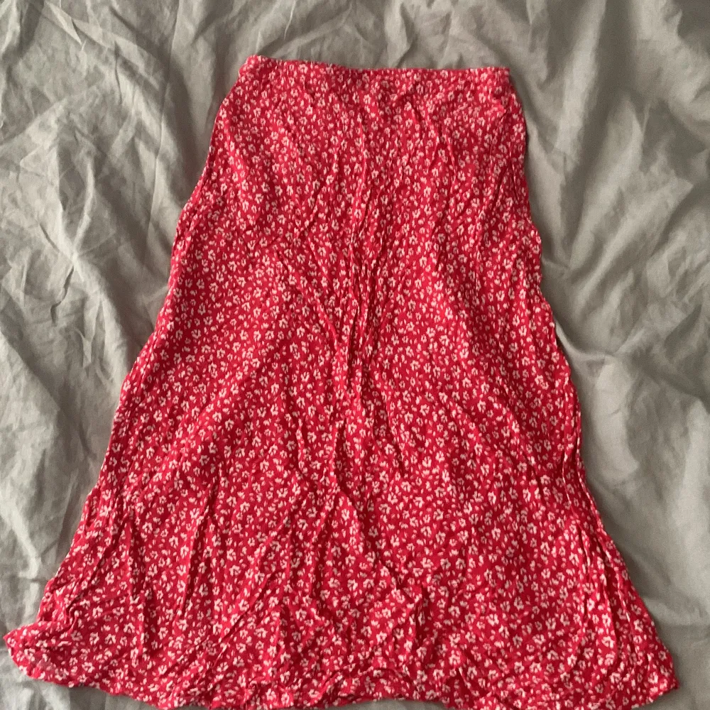 Detta är en kjol som är ganska lång med blom mönster. Det är tunt material som funkar bra på sommaren. Den är köpt på Lindex för cirka 2 år sedan och även insydd i midjan men det går att ta upp💞. Kjolar.