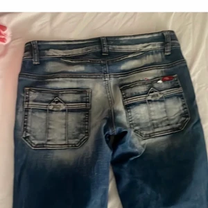 Low mid jeans  - Low mid jeans lite utsvängda där nere 💗 jag är 165 och dom sitter bra i längden