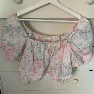 Blommig topp - Gullig topp från H&M som aldrig är använd! 