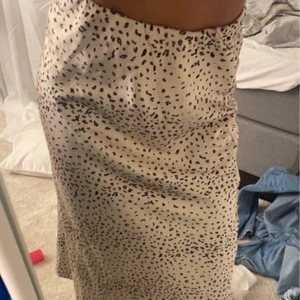 Kjol xxs - Fin kjol i xxs. Satin och jätte skön. Från gina tricot original pris 500