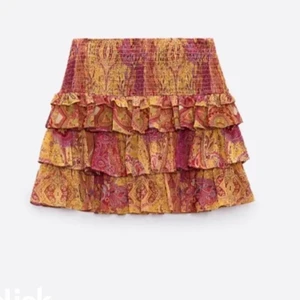 SÖKER! Den här kjolen, i storlek xs eller s, den ska Max kosta 350kr med frakt. Skulle helst vilja köpa kjolen om den kostrar 200kr ink ❤️ - Kjolen är ifrån zara och är en volangkjol. Har letat efter den överallt 