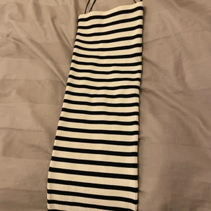 Stickad tubaklänning - Stickad randig klänning från zara som är helt slutsåld, aldrig använd.