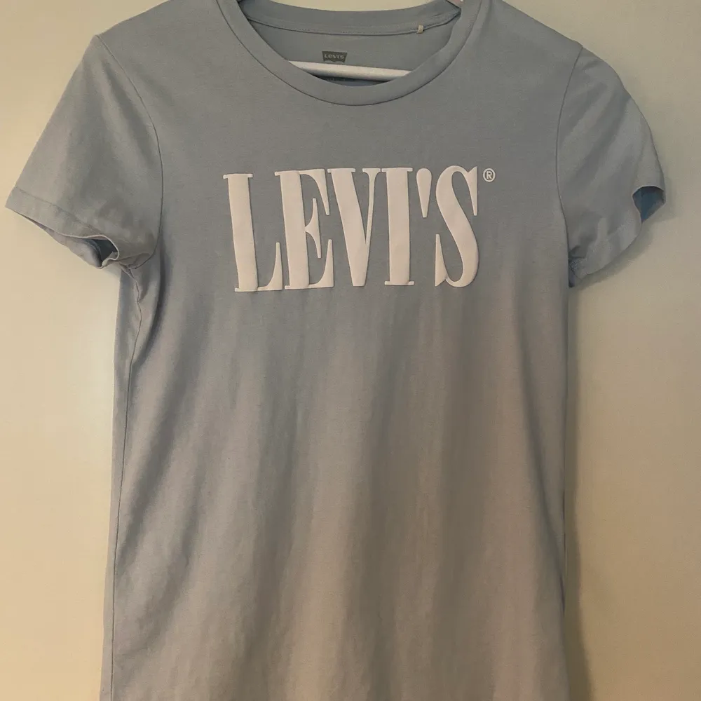 Knappt använd ljusblå levis t-shirt i storlek XS.  Köper står för leveransavgift. T-shirts.