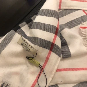 Burberry halsduk - Jag köpte den för ett par dagar sen använt en gång, helt nytt skick 