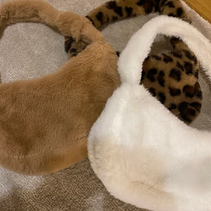 Fluffiga Axel väskor - De här fluffiga axelväskorna köpte jag från shein för några månader kommer inte ihåg hur mycket jag köpte de för men kommer sälja 40 kr per väska. Helt rena och i jätte bra skick.