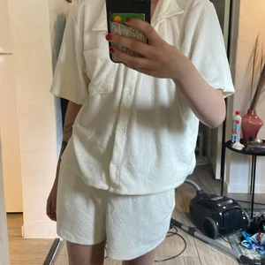 Mjukisset  - Mjukisset från lager 157 Köparen står för frakten är ej inkluderat i priset. Tröjan är M och byxorna är S