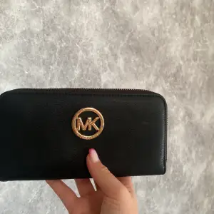 En svart plånbok