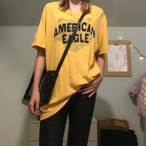 Gul t-shirt American Eagle - En gul t-shirt från märket American Eagle. Gissar på storleken L eller så, men jag bär den bara oversized på bilden. Säljer då den inte används. Inga defekter eller så 💛