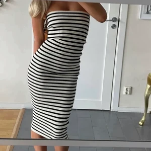 Zara klänning - Ribban klänning från zara som är slutsåld storlek ”S”🫶🏼 köpt för 400.  Använt 1-2 gånger. (Lånat första bilden)