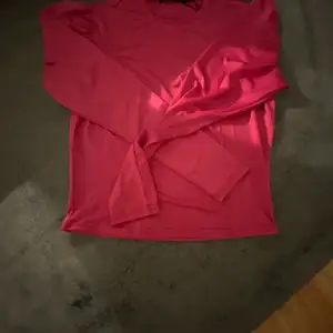 Säljer rosa tröja jätte skön material . Använt 1 gång inte mer . Säljer den för kommer aldrig till  användning. Dm för fler bilder eller info . Köparen står för frakten, står inte för postnord slarv.