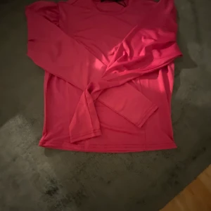Tröja  - Säljer rosa tröja jätte skön material . Använt 1 gång inte mer . Säljer den för kommer aldrig till  användning. Dm för fler bilder eller info . Köparen står för frakten, står inte för postnord slarv.