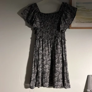 Sååå fin klänning synd bara att den var väldigt liten  - Jätte fin klänning från mango med djur på och korta trumpet ärmar 