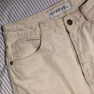 beige-vita mom/straight leg jeans från ivyrevel - super fina! passar tyvärr inte längre :( väldigt ”tjockt” jeans tyg 