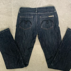 Sååå snygga lågmidjade jeans i stl 34 med en snygg detalj på bak fickorna - Jätte snygga!!!🤩🤩🤩tryck it på köp direkt!