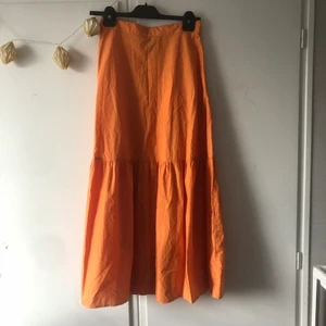 Lång kjol från lindex - Fint skick. Använd 2 gånger. Stängs med dragkedja i midjan. Liten fläck på framsidan. OBS frakt stämmer ej när du köper via dm.