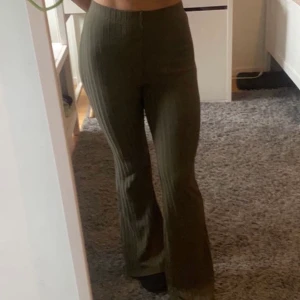 Ribbade byxor  - Gröna utsvängda byxor i storlek S