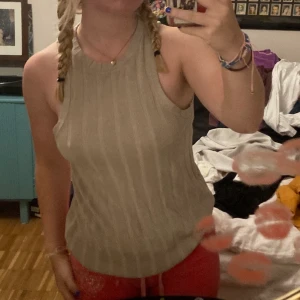 Linne  - Köpt förra sommaren från hm. Fin beige färg. Väldigt skönt material. Skriv privat för fler frågor/bilder! Köparen står för frakten<3