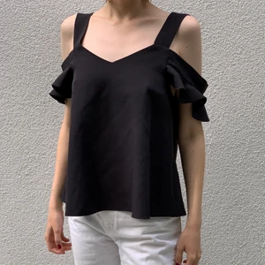 Svart topp - Söt och skön svart off shoulder topp som säljs då jag aldrig använder den.