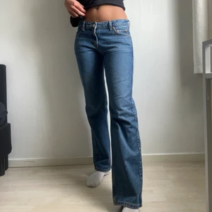 Weekday Jeans  - Säljer mina jeans från Weekday Arrow Low i Harper Blue. Använda 2-3 gånger.  EDIT: buda eller köp direkt för 400kr 