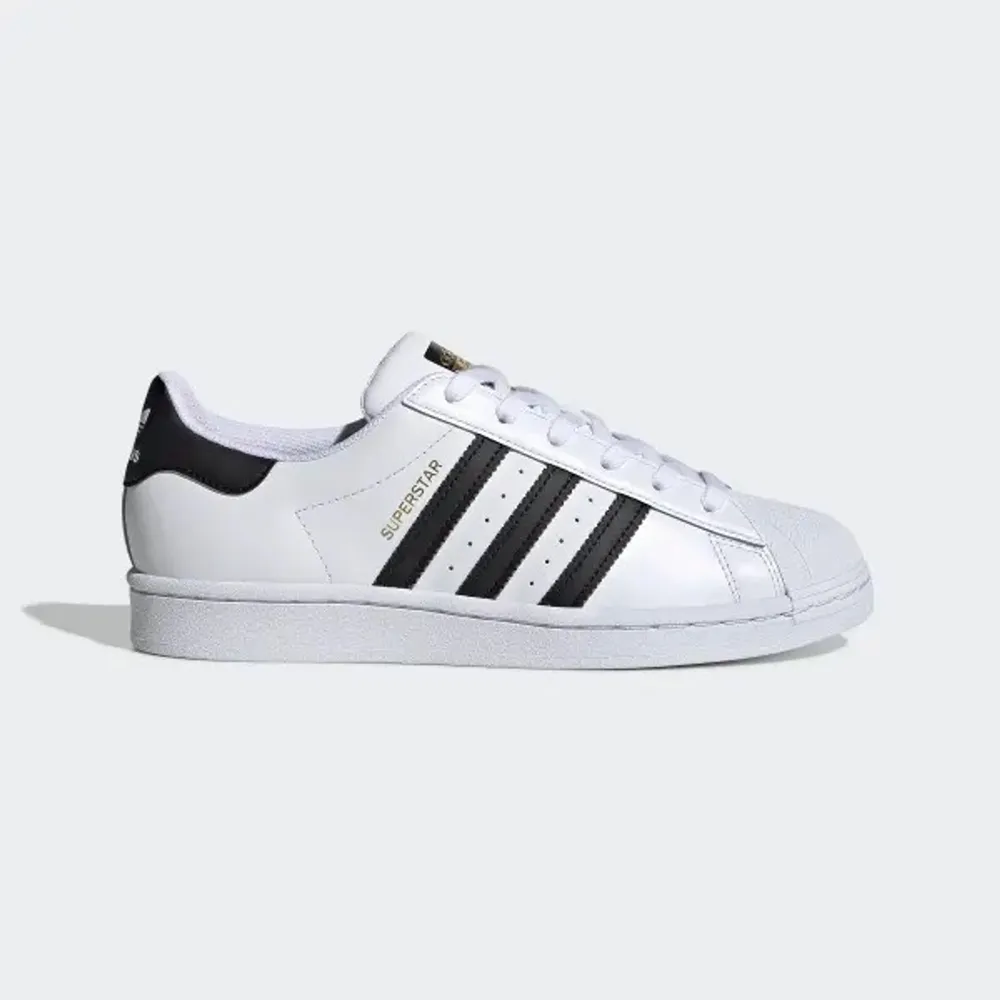 Säljer dessa adidas sneakers i använt skick därav priset. Dock hela och går att fixa fina igen! Sulan inte alls sliten! Nypris ca 1000kr. Skor.