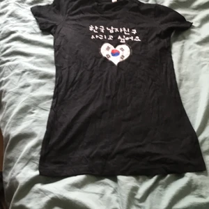 K-pop t-shirt  - Oanvänd t-shirt. Säljes pga passar inte. 