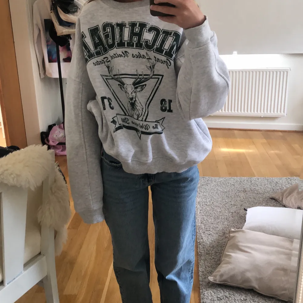 Säljer denna jättefina sweatshirt från ginatricot i storlek M. Den är endast använd ett fåtal gånger och är i bra skick. Säljer för 200kr + 50kr frakt 💕. Tröjor & Koftor.