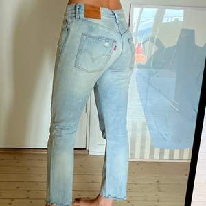 Ljusa Levi’s jeans. Modell 501. W26 L32. Fint skick! 