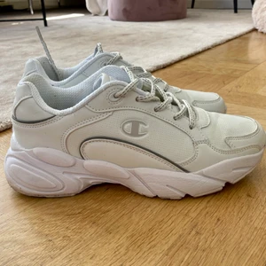 Champion Sneakers stl 39 - Vita sneakers från Champion, storlek 39. Använda 4-5 gånger, nyskick.  Kan mötas upp eller skicka med spårbar frakt ”skicka lätt” (66 kr). 