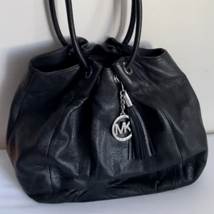 Väska - Sjukt snygg å cool Michael kors väska med snygga detaljer. I höst kommer du sticka ut ur mängden med denna väska då det är en äldre modell som knappt går att få tag på! Den har 6 inner fack (små och stora totalt) och är fortfarande i väldigt bra kvalitet💕