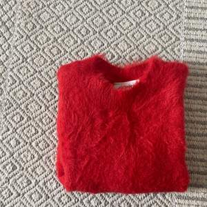 Röd fluffig tröja från Monki, knappt använd så i bra skick! Perfekt till hösten och vintern! 