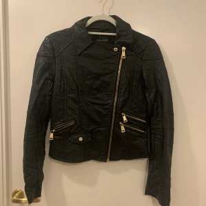 Skinnjacka  - Skinnjacka från River Island storlek 6 (34?)