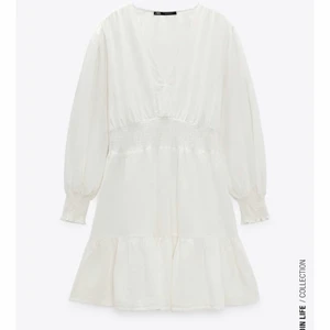 Zara klänning - Säljer denna fina klänning från zara! Köpt på plick men jag har aldrig använt den, så fint skick! 🤩🤩 pris kan diskuteras 