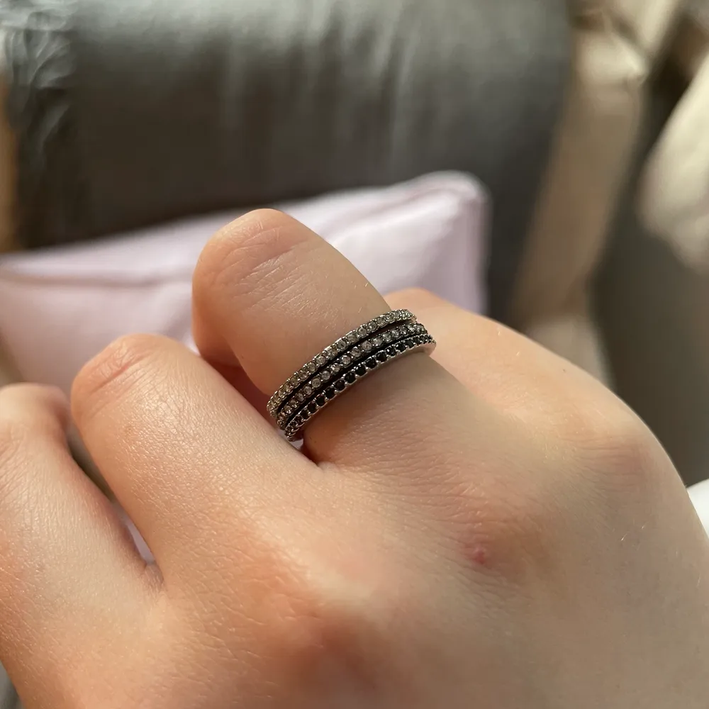 Ett set med tre separata ringar som man även kan ha som en enda tjock ring. Aldrig använd. Tror den är från Lindex men minns inte riktigt. Frakt 15kr (möts inte upp). Accessoarer.